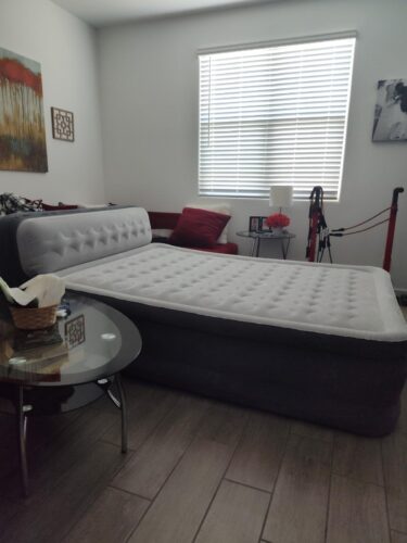 Intex 64447ED Dura-Beam Deluxe Ultra Plush Air Mattress with Headboard: Fiber-Tech – Queen Size – Built-in Electric Pump – 18in Bed Height – 600lb Weight Capacity photo review