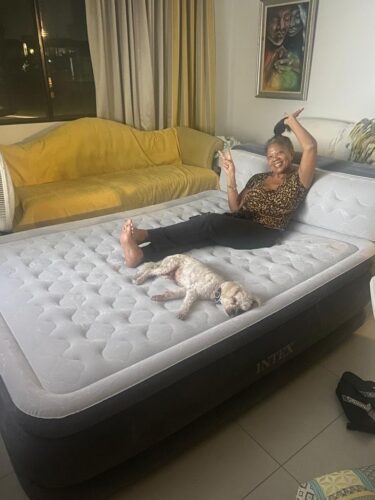 Intex 64447ED Dura-Beam Deluxe Ultra Plush Air Mattress with Headboard: Fiber-Tech – Queen Size – Built-in Electric Pump – 18in Bed Height – 600lb Weight Capacity photo review