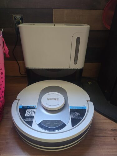 Shark AI Ultra Voice Control Robot Vacuum with Matrix Clean Navigation. Home Mapping. 60-Day Capacity. XL Self-Empty Base for Homes with Pets. Carpet & Hard Floors. Cool Grey photo review