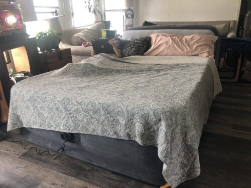 Intex 64447ED Dura-Beam Deluxe Ultra Plush Air Mattress with Headboard: Fiber-Tech – Queen Size – Built-in Electric Pump – 18in Bed Height – 600lb Weight Capacity photo review