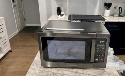 TOSHIBA EM131A5C-BS Countertop Microwave Ovens 1.2 Cu Ft. 12.4 Removable Turntable Smart Humidity Sensor 12 Auto Menus Mute Function ECO Mode Easy Clean Interior Black Color 1000W photo review