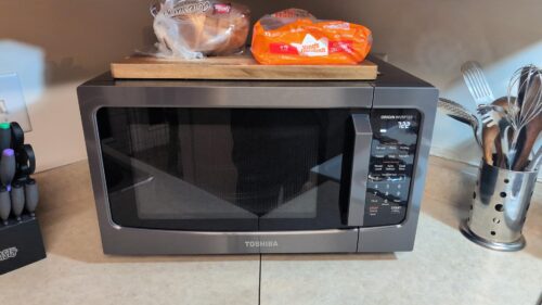 TOSHIBA EM131A5C-BS Countertop Microwave Ovens 1.2 Cu Ft. 12.4 Removable Turntable Smart Humidity Sensor 12 Auto Menus Mute Function ECO Mode Easy Clean Interior Black Color 1000W photo review