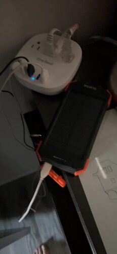 BLAVOR Solar Power Bank 10.000mAh. Portable Wireless Charger. 20W Fast Charging External Battery Pack with USB C for Cell Phones. Solar Panel Charging with Dual Flashlight for Camping photo review