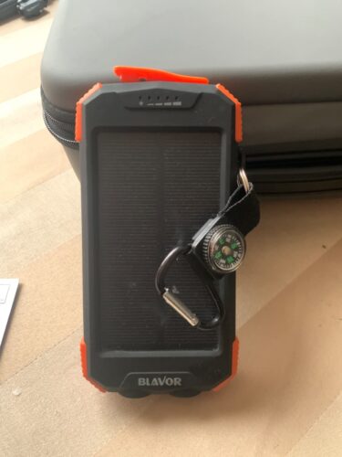 BLAVOR Solar Power Bank 10.000mAh. Portable Wireless Charger. 20W Fast Charging External Battery Pack with USB C for Cell Phones. Solar Panel Charging with Dual Flashlight for Camping photo review