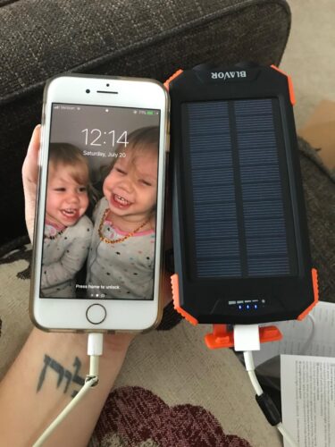 BLAVOR Solar Power Bank 10.000mAh. Portable Wireless Charger. 20W Fast Charging External Battery Pack with USB C for Cell Phones. Solar Panel Charging with Dual Flashlight for Camping photo review