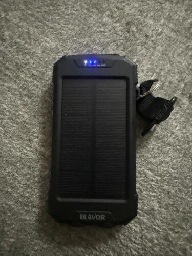 BLAVOR Solar Power Bank 10.000mAh. Portable Wireless Charger. 20W Fast Charging External Battery Pack with USB C for Cell Phones. Solar Panel Charging with Dual Flashlight for Camping photo review