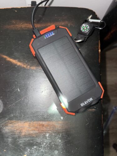 BLAVOR Solar Power Bank 10.000mAh. Portable Wireless Charger. 20W Fast Charging External Battery Pack with USB C for Cell Phones. Solar Panel Charging with Dual Flashlight for Camping photo review