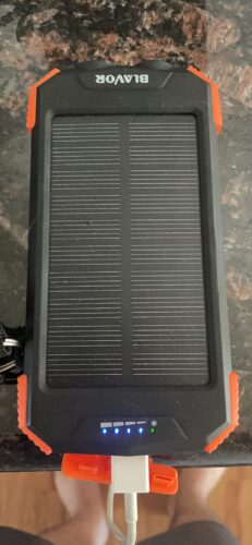 BLAVOR Solar Power Bank 10.000mAh. Portable Wireless Charger. 20W Fast Charging External Battery Pack with USB C for Cell Phones. Solar Panel Charging with Dual Flashlight for Camping photo review