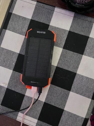BLAVOR Solar Power Bank 10.000mAh. Portable Wireless Charger. 20W Fast Charging External Battery Pack with USB C for Cell Phones. Solar Panel Charging with Dual Flashlight for Camping photo review