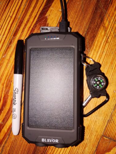 BLAVOR Solar Power Bank 10.000mAh. Portable Wireless Charger. 20W Fast Charging External Battery Pack with USB C for Cell Phones. Solar Panel Charging with Dual Flashlight for Camping photo review