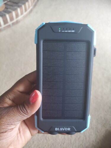 BLAVOR Solar Power Bank 10.000mAh. Portable Wireless Charger. 20W Fast Charging External Battery Pack with USB C for Cell Phones. Solar Panel Charging with Dual Flashlight for Camping photo review